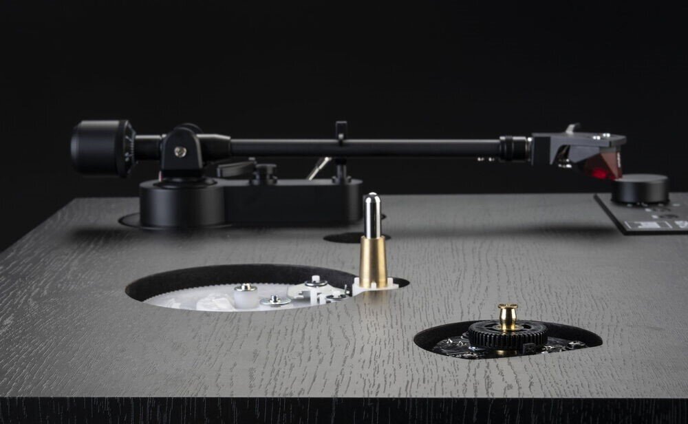 Gramofon DUAL CS 429 - ramię Twin Gimbal, stabilność igły, precyzyjne odtwarzanie, kadr gramofonu z mechanizmem obrotu talerza oraz ramieniem na czarnym tle