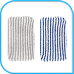 Obraz przedstawia dwie prostokątne nakładki czyszczące, jedna w kolorze szarym, druga z niebieskimi paskami. Nakładki mają teksturę przypominającą mikrofibrę.