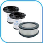 Na obrazie widoczne są trzy filtry do odkurzacza, dwa z czarnymi elementami i jeden z szarym. Filtry mają cylindryczny kształt i są umieszczone na białym tle.