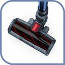 Na obrazku widoczna jest głowica odkurzacza z czerwonymi elementami na czarnej szczotce. Głowica jest przymocowana do niebieskiej rury.