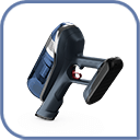 Na obrazie widoczny jest odkurzacz ręczny w kolorze ciemnoniebieskim z czarnymi elementami. Urządzenie ma ergonomiczny uchwyt i przezroczysty pojemnik na kurz.