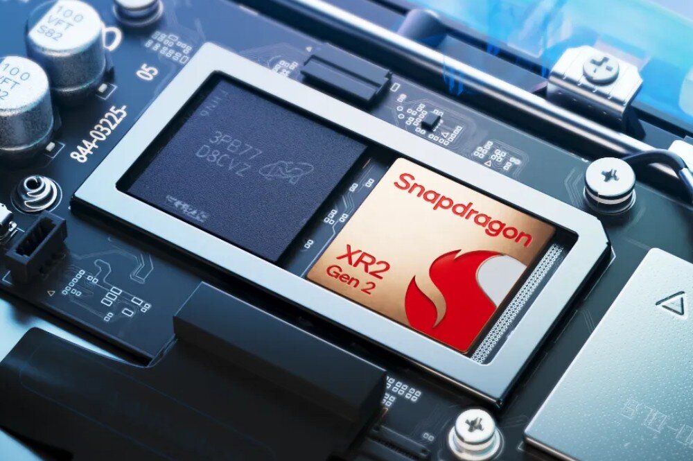 Obraz przedstawia wnętrze urządzenia elektronicznego z widocznym układem scalonym. Na jednym z chipów znajduje się napis \'Snapdragon XR2 Gen 2\'.