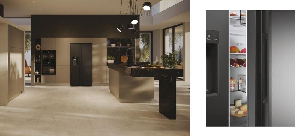 W nowoczesnej kuchni znajduje się czarna lodówka Side by Side z wbudowanym dystrybutorem wody. Obok widoczny jest fragment wnętrza lodówki z półkami pełnymi owoców i produktów spożywczych.