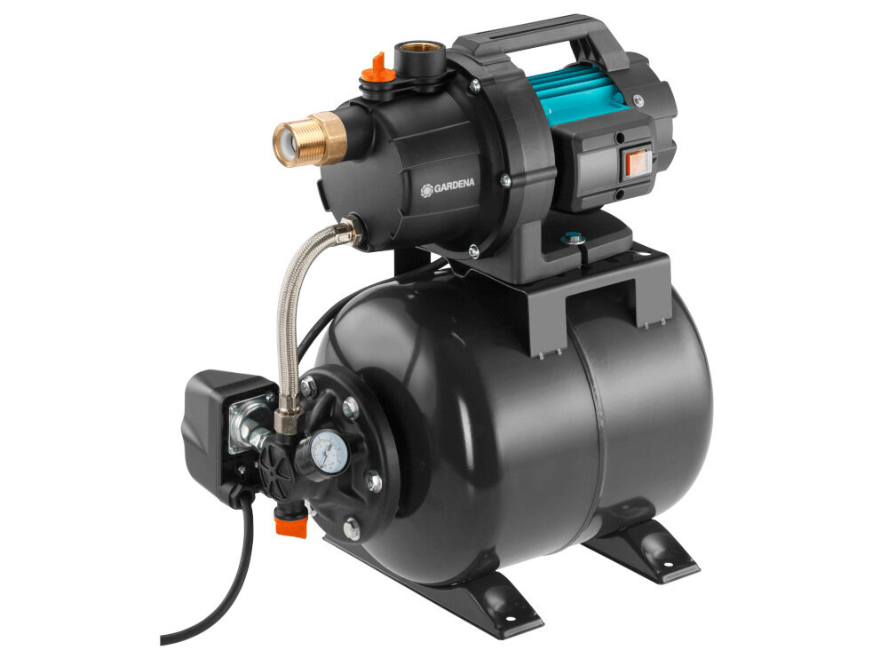 Na obrazie widoczny jest hydrofor z czarnym zbiornikiem i pompą z elementami w kolorze niebieskim i miedzianym. Na pompie znajduje się logo \'GARDENA\'.