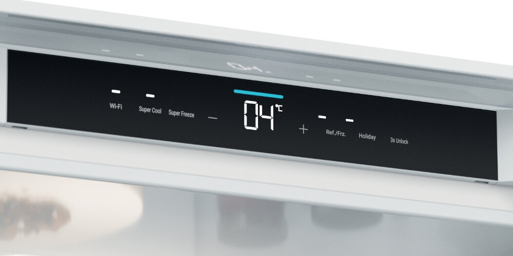 Panel sterowania lodówki z wyświetlaczem pokazującym temperaturę 04°C oraz opcjami Wi-Fi, Super Cool, Super Freeze, Ref./Frz., Holiday i 3s Unlock.