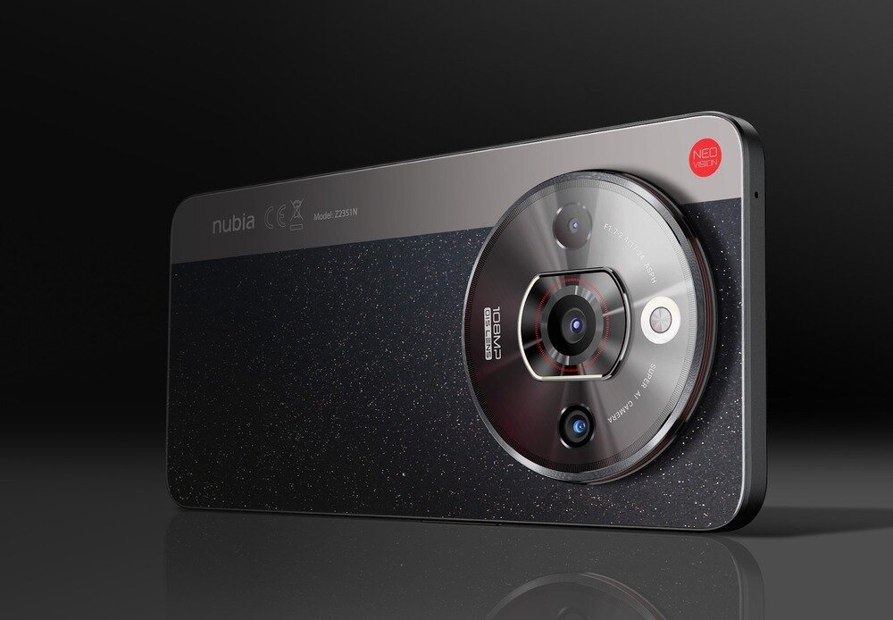 Smartfon z dużym okrągłym modułem aparatu z trzema obiektywami i napisem \'CAMERA 1G 8MP\'. Obudowa jest czarna z drobnymi, błyszczącymi elementami, a w rogu widoczne jest logo \'nubia\'.