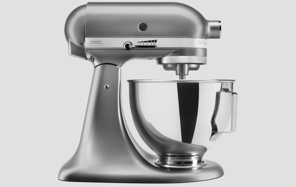 Srebrny robot kuchenny z misą ze stali nierdzewnej. Na obudowie widoczne jest logo \'KitchenAid\'.