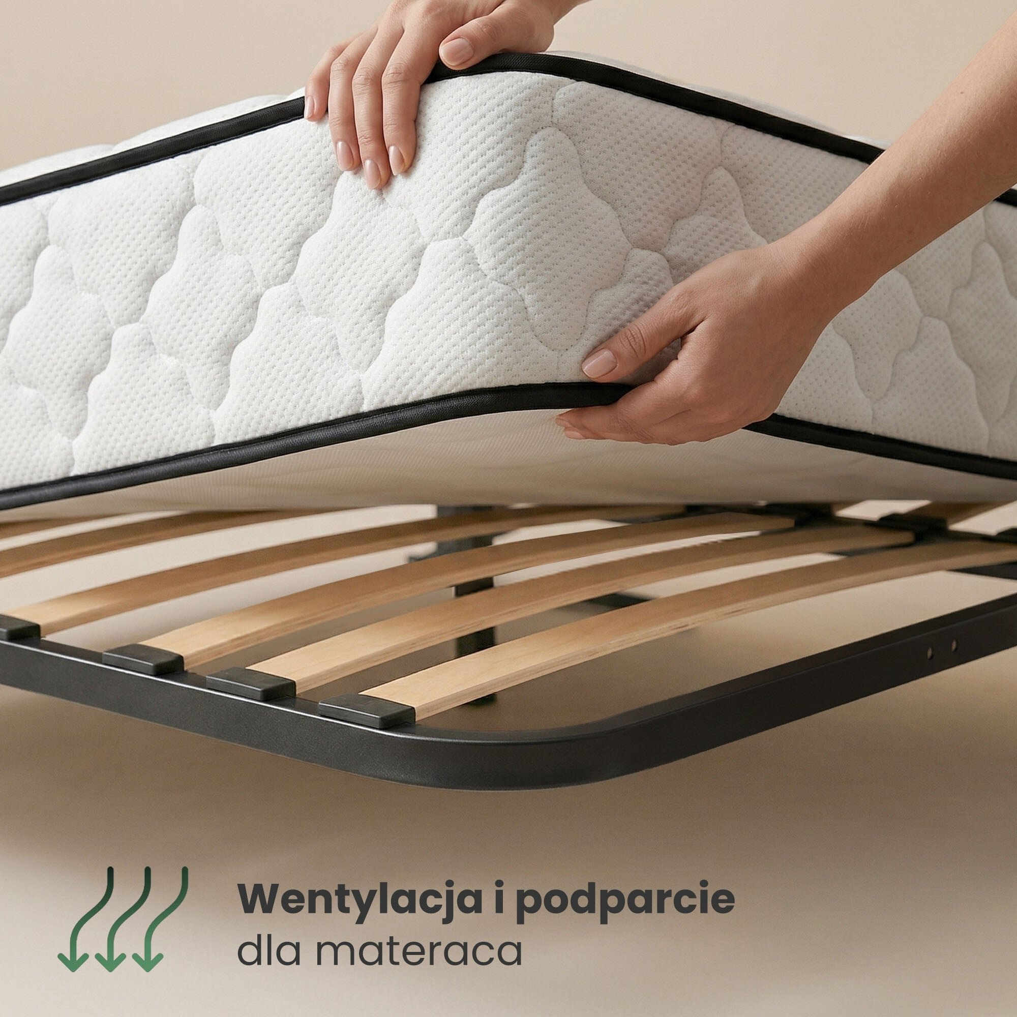 Zdjęcie przedstawia metalowy stelaż do łóżka z mechanizmem podnoszenia i drewnianymi listwami, na którym znajduje się materac. Na zdjęciu widoczny jest tekst: \'Wentylacja i podparcie dla materaca\'.