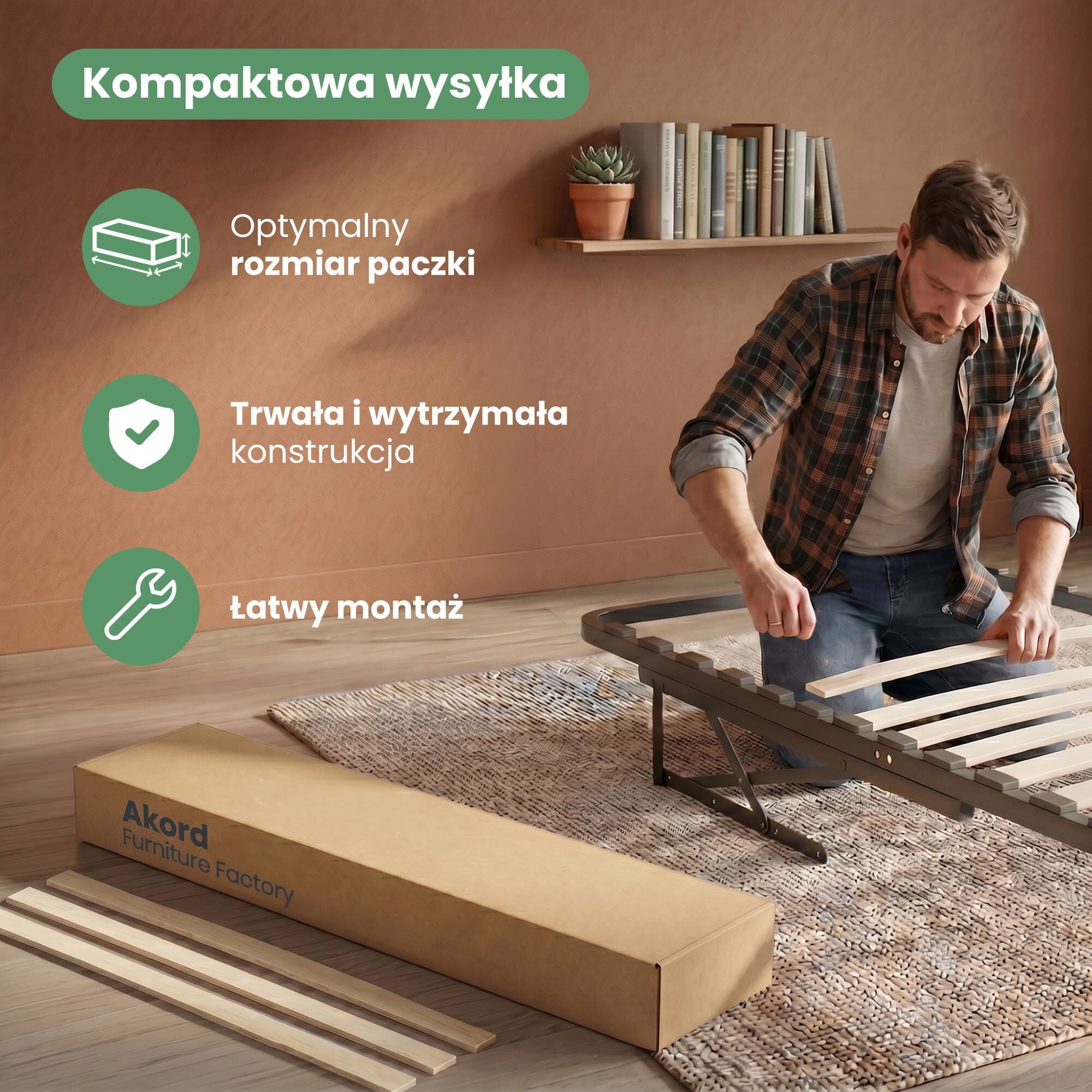 Na zdjęciu widoczny jest mężczyzna montujący metalowy stelaż do łóżka z mechanizmem podnoszenia, obok znajduje się karton z napisem \'Akord Furniture Factory\'. Na zdjęciu znajdują się także napisy: \'Kompaktowa wysyłka\', \'Optymalny rozmiar paczki\', \'Trwała i wytrzymała konstrukcja\', \'Łatwy montaż\'.
