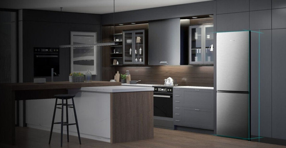 Kuchnia z nowoczesnym wystrojem, w której znajduje się srebrna lodówka w zabudowie. Wnętrze jest utrzymane w ciemnych kolorach z drewnianymi akcentami.