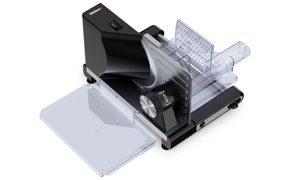 Na obrazie widoczna jest krajalnica z czarną obudową i przezroczystymi elementami. Na urządzeniu znajduje się logo \'Webber\'.