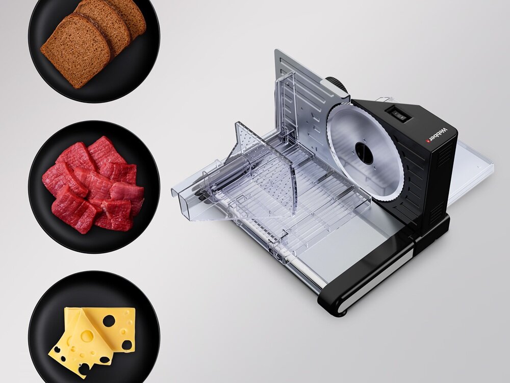 Na obrazie widoczna jest krajalnica z przezroczystą osłoną i metalowym ostrzem, obok której znajdują się trzy talerze z pokrojonym chlebem, mięsem i serem. Na urządzeniu widnieje logo \'media expert\'.