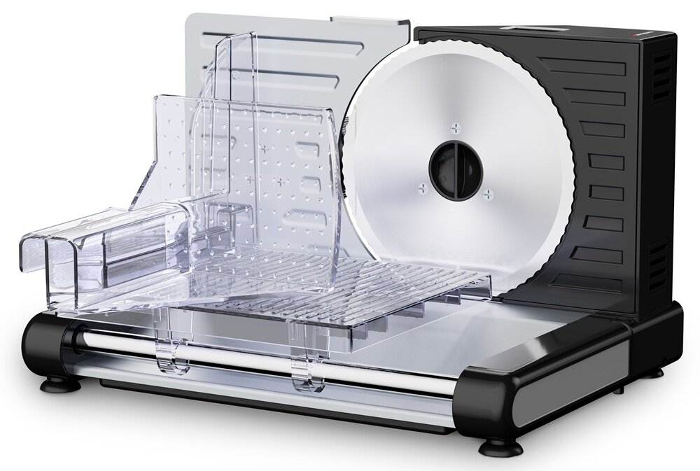 Krajalnica z przezroczystą osłoną i metalowym ostrzem, umieszczona na czarnej podstawie. Produkt posiada regulowaną platformę do krojenia.