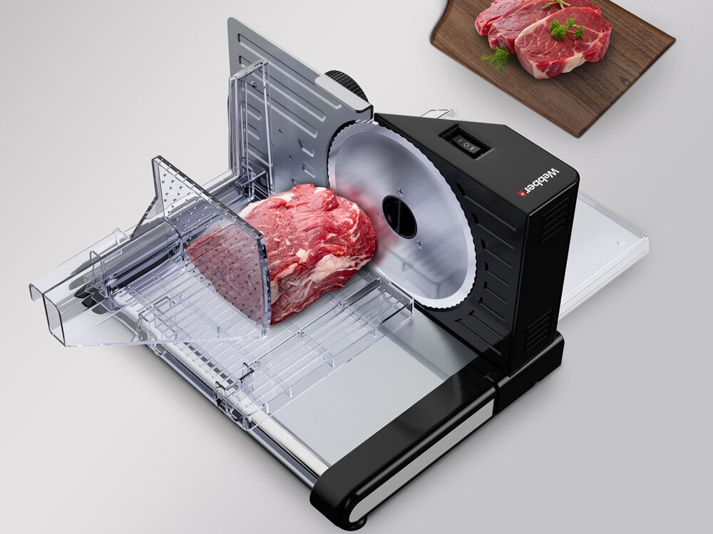 Krajalnica z logo \'Webber\' tnie kawałek surowego mięsa. W tle widoczny jest talerz z plastrami mięsa udekorowanymi ziołami.