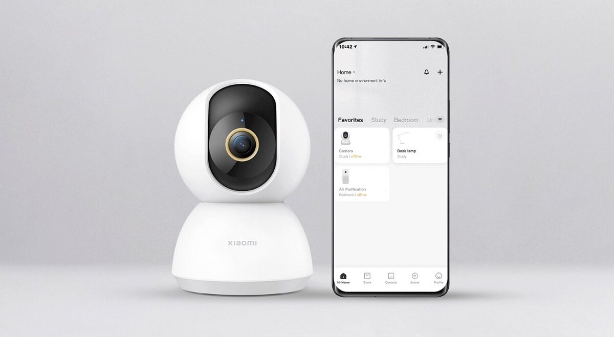 Na obrazie widoczna jest biała, obrotowa kamera z napisem \'xiaomi\' oraz smartfon z aplikacją wyświetlającą interfejs do zarządzania urządzeniami domowymi. Kamera ma czarny panel z obiektywem, a ekran telefonu pokazuje listę ulubionych urządzeń i pomieszczeń.
