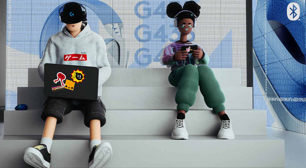 Dwie postacie siedzą na schodach, jedna z laptopem z naklejkami, druga z kontrolerem do gier. W tle widoczne są napisy \'G435\' oraz logo Bluetooth.