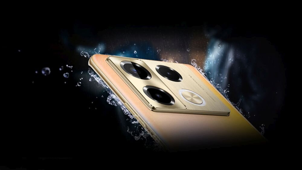 Smartfon z widocznym modułem aparatu z czterema obiektywami, otoczony kroplami wody na ciemnym tle.