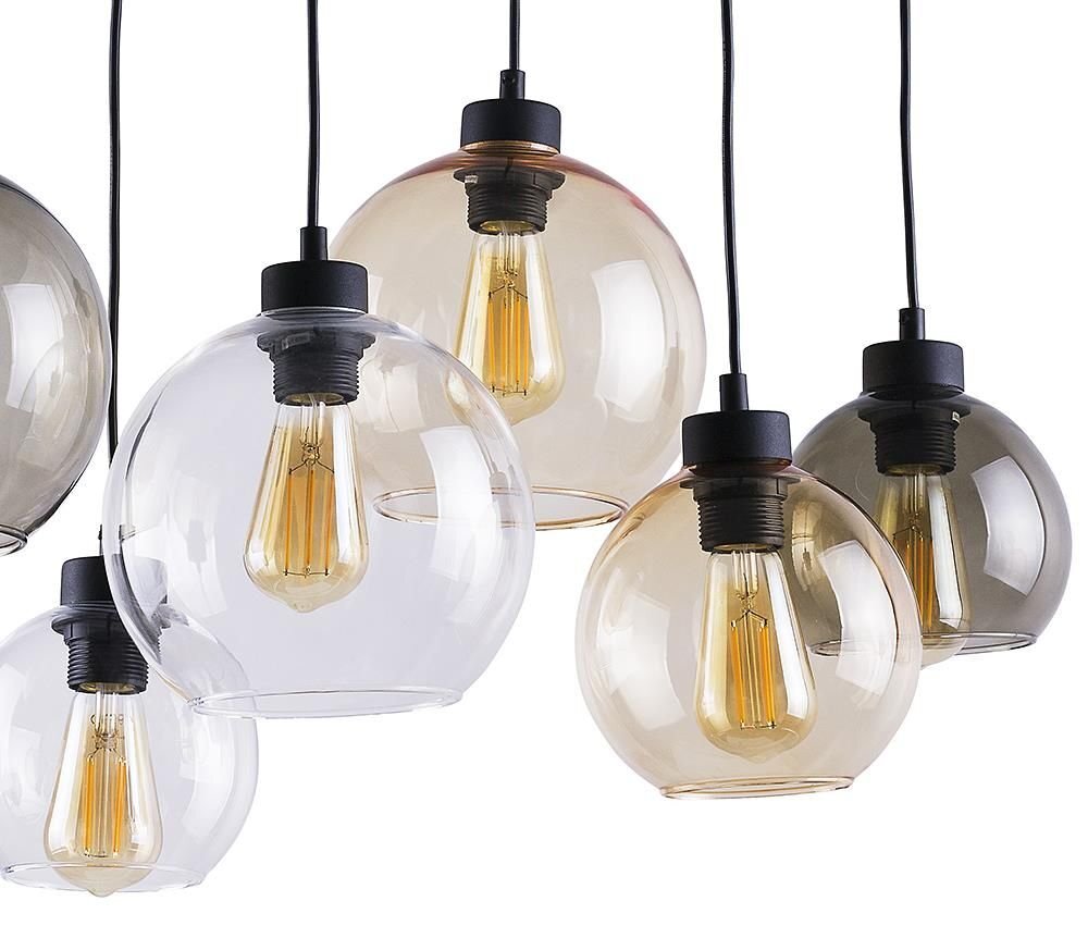 Zdjęcie przedstawia sześć kulistych kloszy lamp wiszących z widocznymi żarówkami wewnątrz, wykonanych z przezroczystego i przydymionego szkła w kolorach czarnym i szarym.