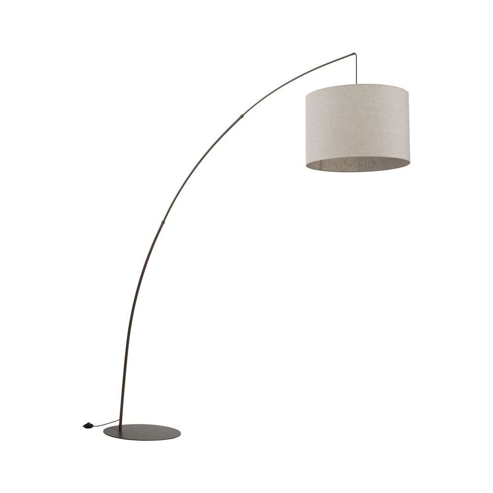 Lampa podłogowa z łukowatym, brązowym stalowym stelażem i lnianym, beżowym abażurem. Podstawa lampy jest okrągła i płaska.