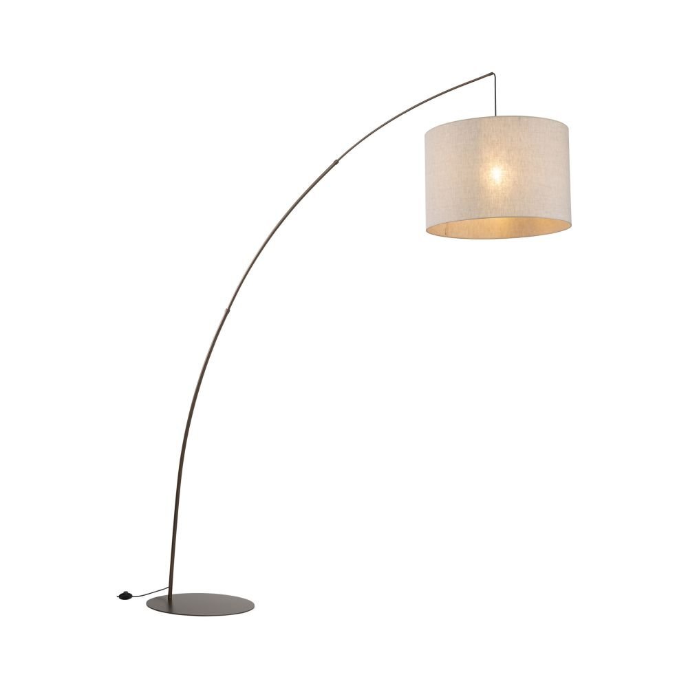 Lampa podłogowa z łukowym, brązowym stelażem i beżowym, lnianym abażurem. Podstawa lampy jest okrągła i płaska.