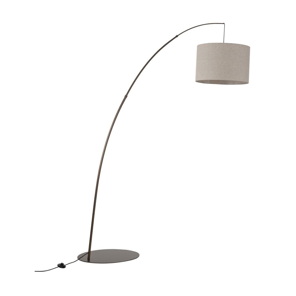 Lampa podłogowa z łukowatym, brązowym stelażem i beżowym, lnianym abażurem. Podstawa lampy jest okrągła, a kabel z włącznikiem znajduje się na podłodze.