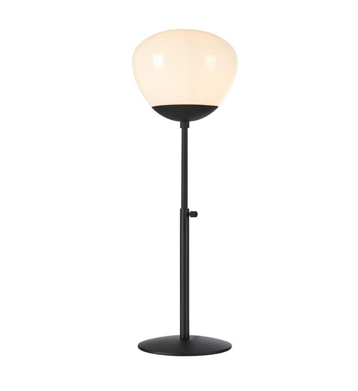 Lampa stołowa z czarną podstawą i białym, kulistym kloszem na neutralnym tle.