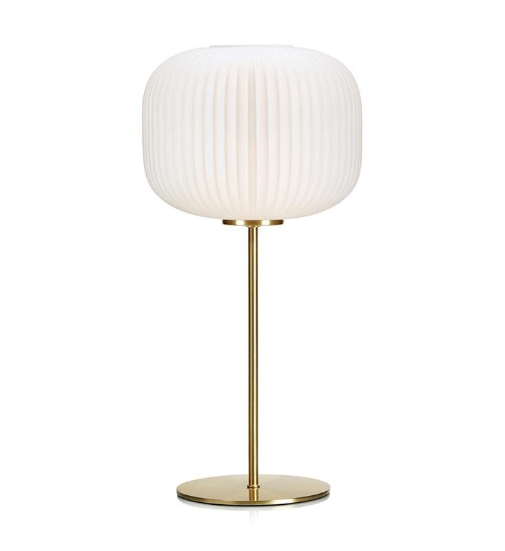 Lampa stołowa z białym, plisowanym kloszem i złotą, metalową podstawą.