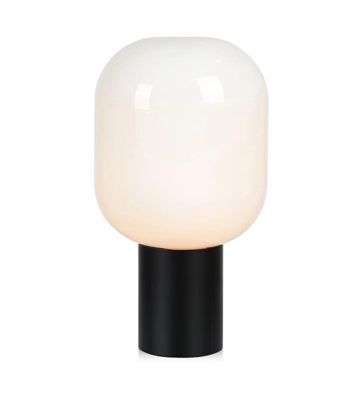 Lampa stołowa z białym, zaokrąglonym kloszem i czarną, cylindryczną podstawą na białym tle.