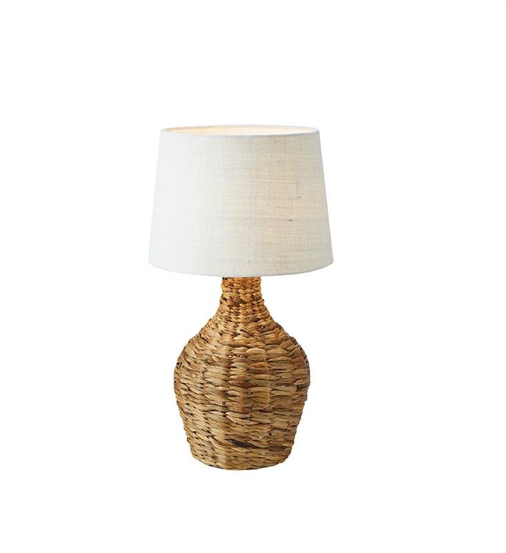 Lampa stołowa z plecioną podstawą w naturalnym kolorze i białym abażurem, umieszczona na białym tle.