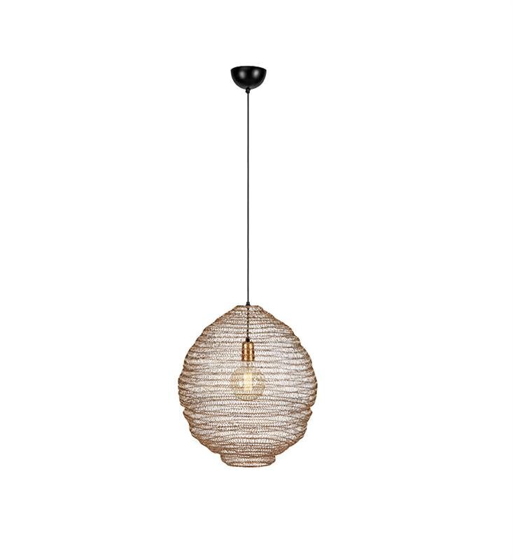 Lampa wisząca z plecionym kloszem w kształcie kuli, zawieszona na cienkim czarnym przewodzie. Wewnątrz klosza widoczna jest żarówka.