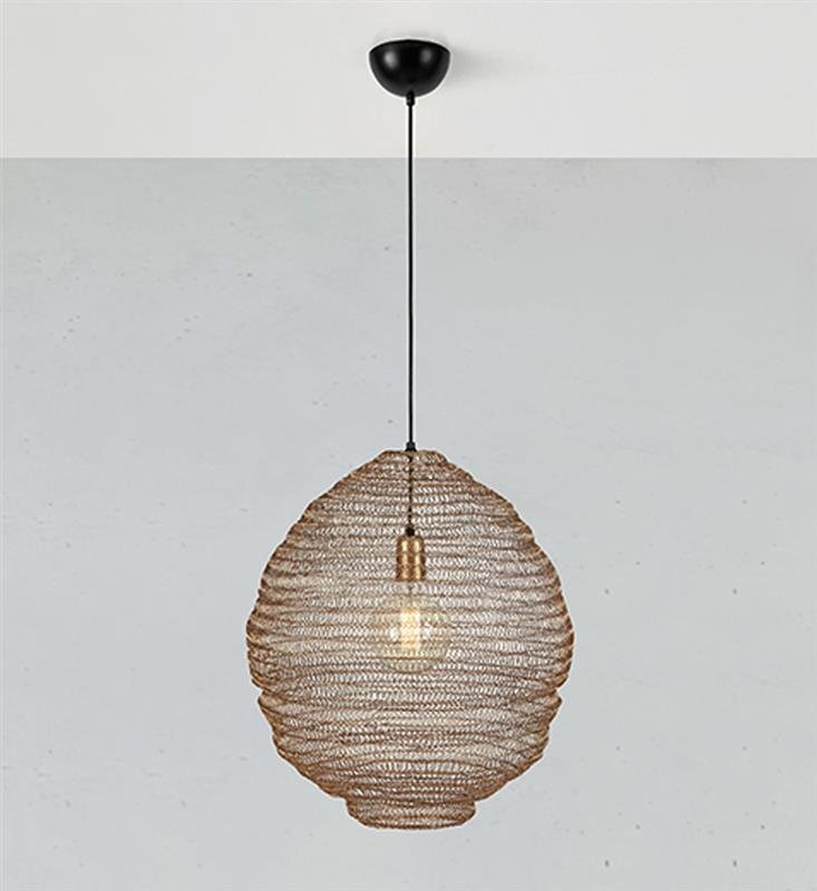 Lampa wisząca z plecionym kloszem w kształcie kuli, zawieszona na czarnym przewodzie z czarną podsufitką, na tle jasnej ściany.