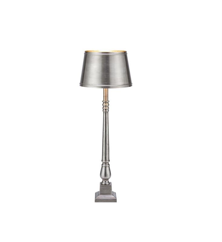 Metalowa lampa stołowa z eleganckim kloszem i ozdobną podstawą, umieszczona na białym tle.