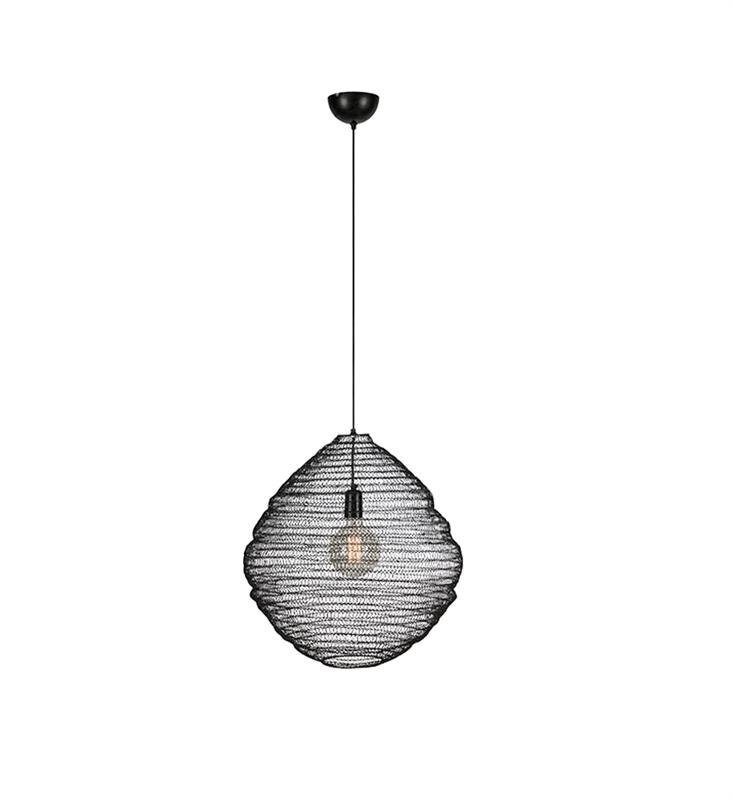 Lampa wisząca z czarnym, ażurowym kloszem w kształcie kropli, zawieszona na cienkim przewodzie. Wewnątrz klosza widoczna jest żarówka.