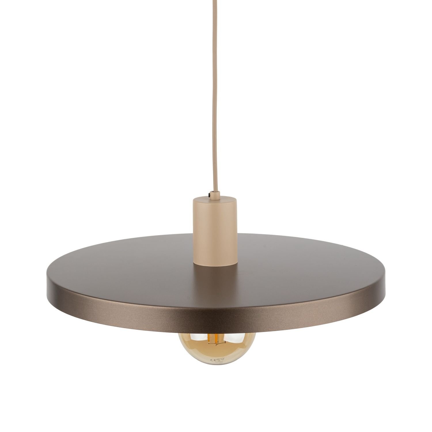 Lampa wisząca z okrągłym, płaskim kloszem w kolorze brązowym, z widoczną żarówką pod spodem. Klosz jest zawieszony na cienkim przewodzie, a jego górna część jest beżowa.
