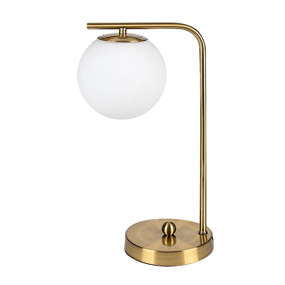 Złota lampa biurkowa z metalowym stelażem i szklanym kloszem w kształcie kuli. Podstawa lampy jest okrągła i wykonana z metalu.