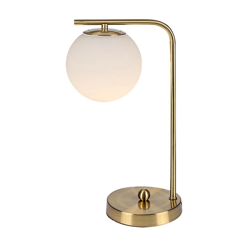 Złota lampa biurkowa z metalowym stelażem i szklanym kloszem w kształcie kuli, osadzona na okrągłej podstawie.