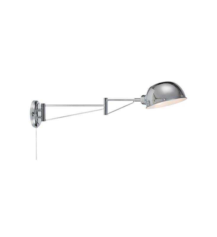 Kinkiet na wysięgniku z metalowym, chromowanym wykończeniem i regulowanym ramieniem. Lampa ma półkulisty klosz i jest przymocowana do ściany za pomocą okrągłej podstawy.