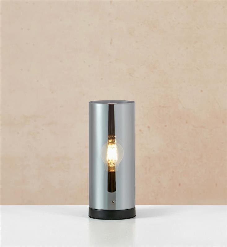 Lampa stołowa o nowoczesnym designie z metalicznym wykończeniem, umieszczona na jasnym tle.
