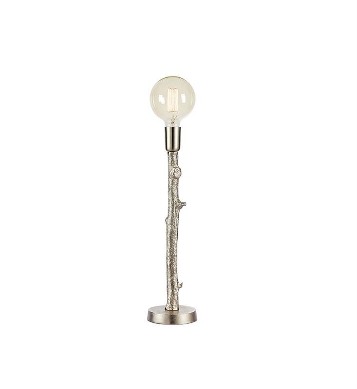 Lampa stołowa z podstawą przypominającą gałąź drzewa i okrągłym kloszem w kształcie żarówki. Podstawa lampy jest metaliczna i ma teksturę przypominającą korę.