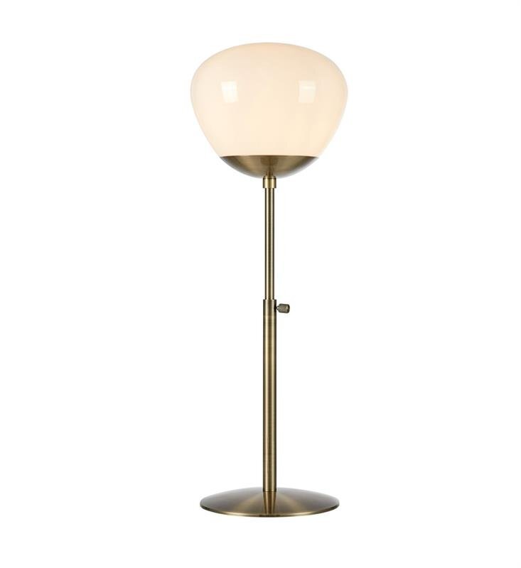 Lampa stołowa z metalową podstawą i białym, szklanym kloszem na neutralnym tle.