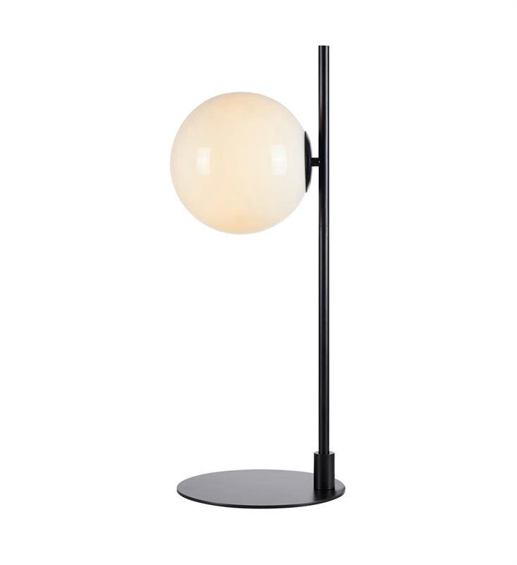 Lampa stołowa z okrągłym, mlecznym kloszem zamocowanym na smukłej, czarnej podstawie. Podstawa jest okrągła i płaska.