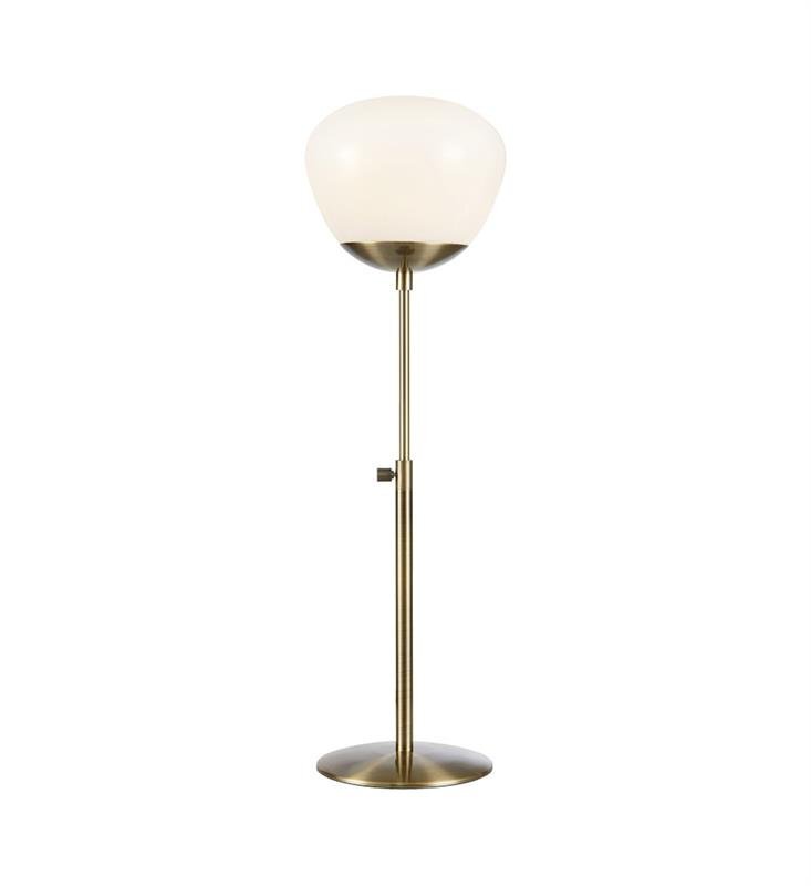 Lampa stołowa z białym, kulistym kloszem i metalową, złotą podstawą. Posiada prosty, elegancki design.