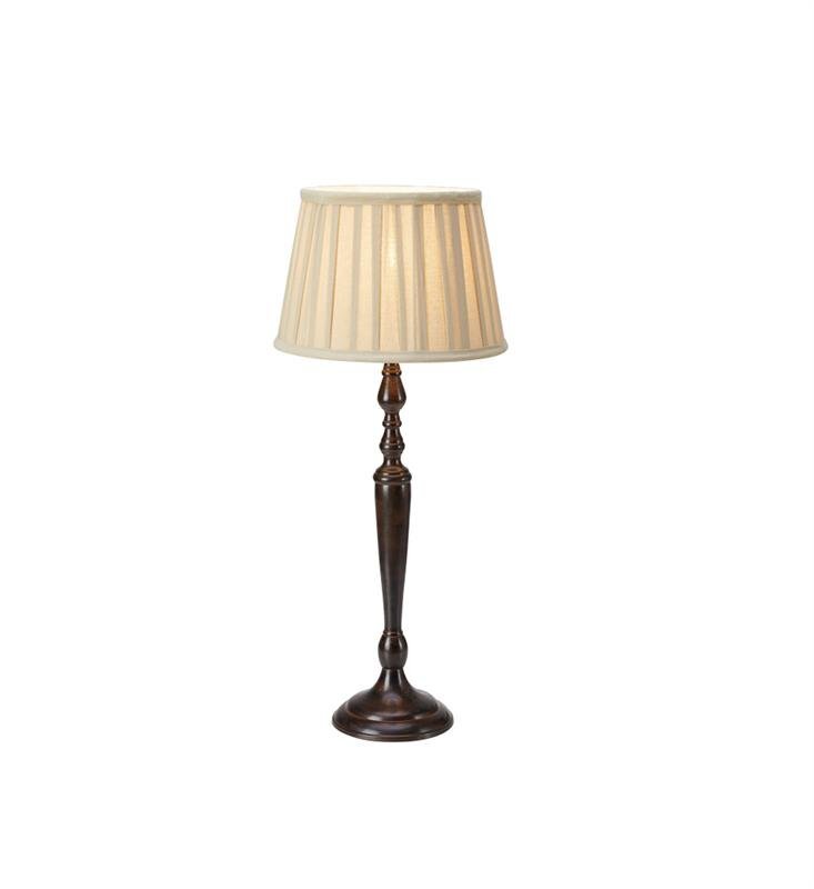 Lampa stołowa z ciemnym, drewnianym trzonkiem i kremowym abażurem na białym tle.