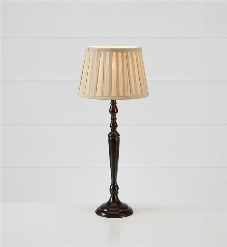 Lampa stołowa z ciemnym, drewnianym trzonkiem i jasnym, plisowanym abażurem, ustawiona na białym tle.