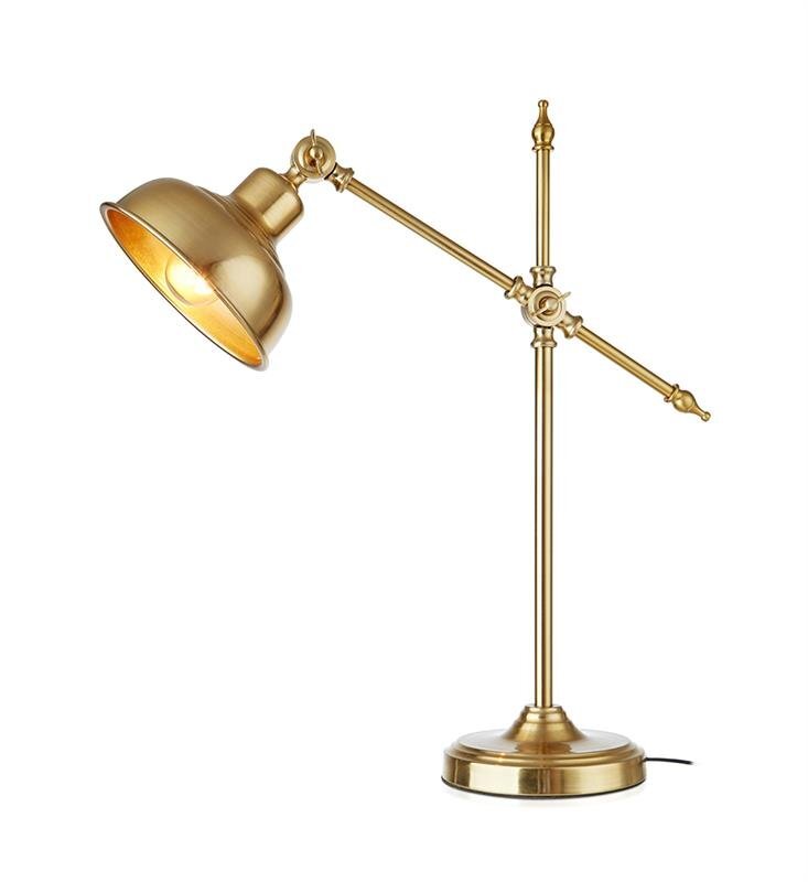 Złota lampa biurkowa na wysięgniku z regulowanym ramieniem i okrągłą podstawą. Klosz lampy jest skierowany w dół, a całość ma elegancki, klasyczny wygląd.
