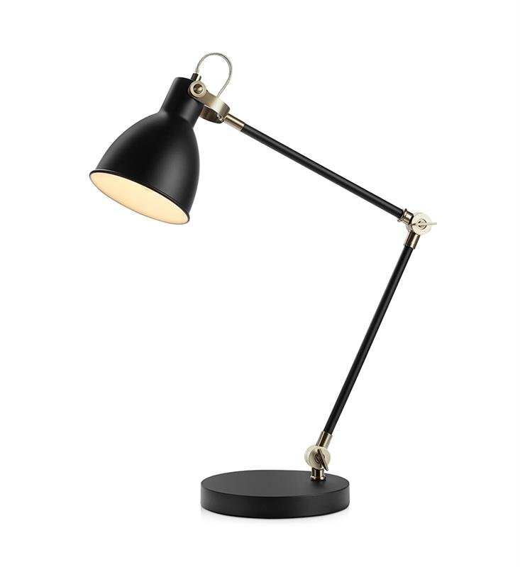 Czarna lampa biurkowa z regulowanym wysięgnikiem i okrągłą podstawą. Klosz lampy jest skierowany w dół, a elementy łączeniowe mają metaliczne wykończenie.