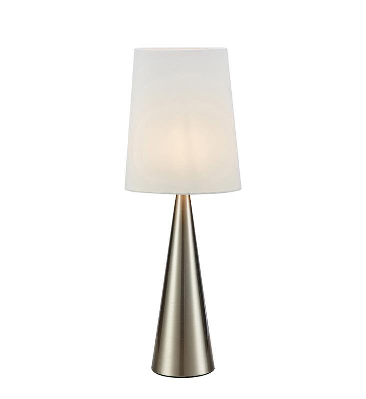 Lampa stołowa z białym abażurem i metalową podstawą w kształcie stożka, umieszczona na białym tle.
