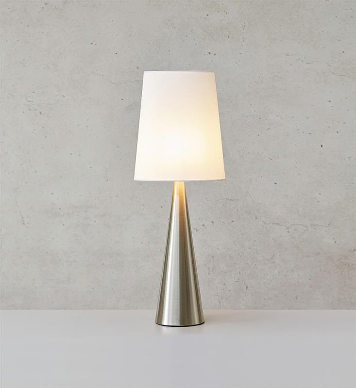 Na obrazie widoczna jest lampa stołowa z białym abażurem i metalową, stożkową podstawą. Tło jest jednolite, w jasnym kolorze.
