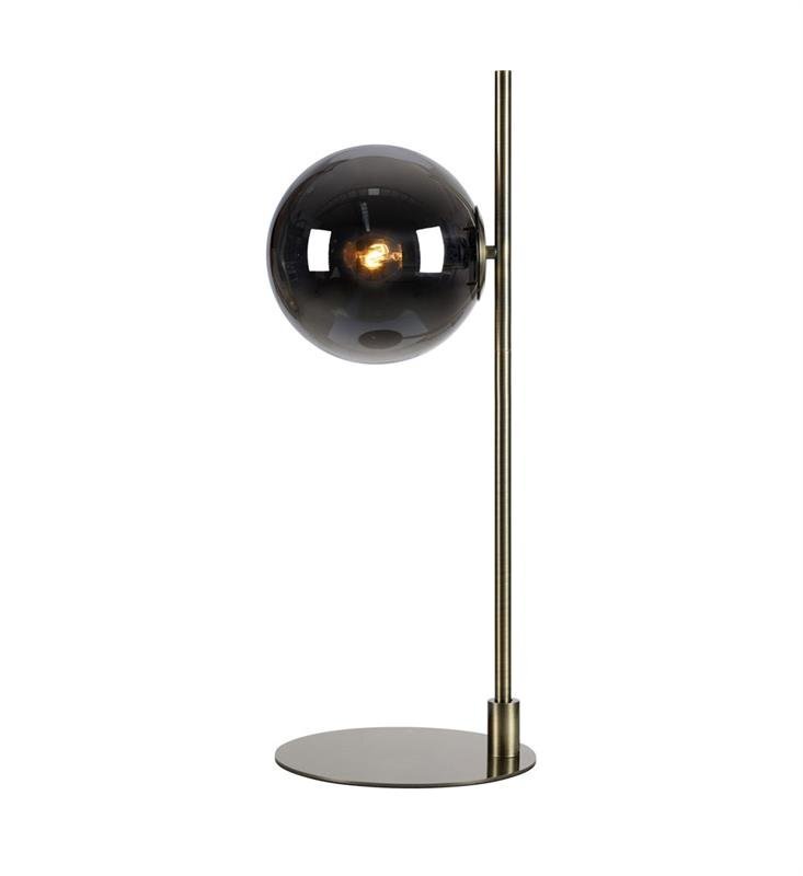 Lampa stołowa z kulistym, ciemnym kloszem i metalową podstawą oraz pionowym wspornikiem.
