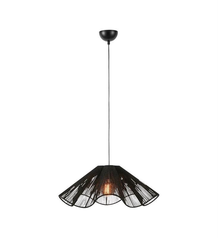 Czarna lampa wisząca z kloszem w kształcie stożka, wykonanym z cienkich prętów, przez które prześwituje żarówka. Lampa zawieszona jest na cienkim, czarnym przewodzie z okrągłą podsufitką.